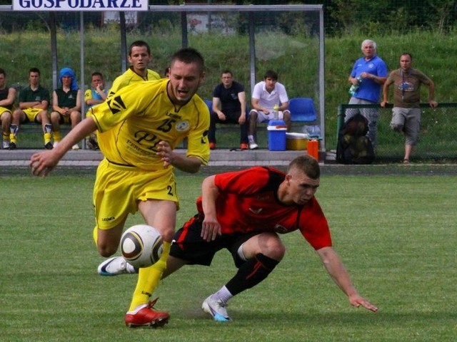 Obrońca Maciej Sacha (z lewej) był na testach w Kluczborku, ale wrócił do Piasta.