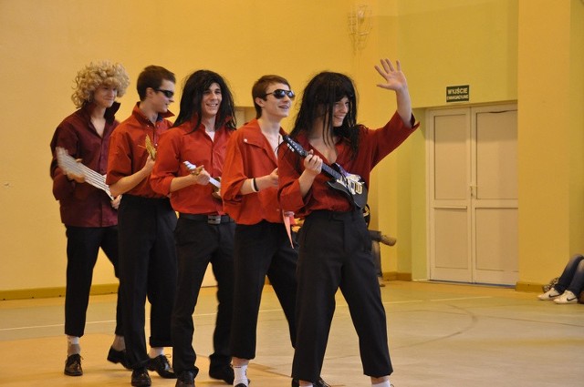 Licealiści nie tylko śpiewali, ale i doskonale bawili się podczas konkursu piosenki w V LO w Radomiu.