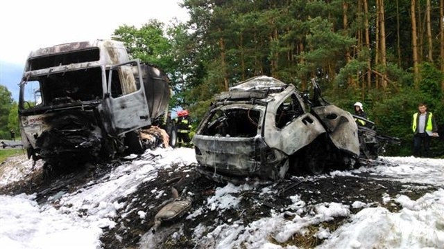 Śmiertelny wypadek w gminie Wyśmierzyce. Po zderzeniu BMW z TIR-em auta stanęły w płomieniach. Zginął kierowca osobówki.