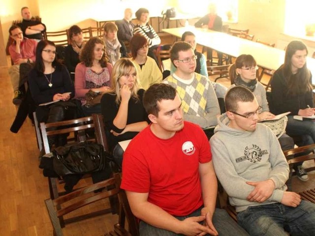 Na spotkanie z Krzysztofem Bieleckim, twórcą gier miejskich przyszły do Muzeum Zabawek osoby zainteresowane ich przygotowaniem tak jak Marcin Jedliński i Jakub Waszak, harcerze organizujący biegi patrolowe.