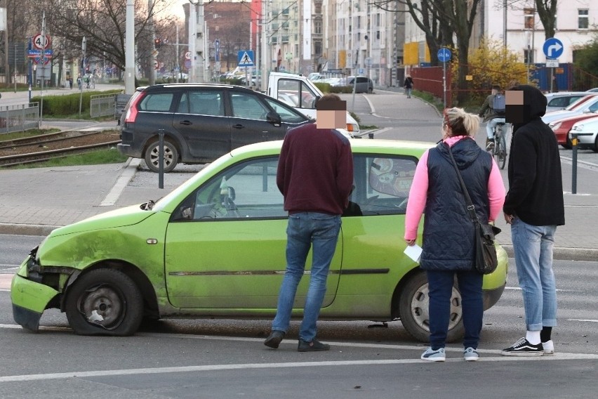 Wypadek na skrzyżowaniu Traugutta i Pułaskiego we Wrocławiu (ZDJĘCIA)