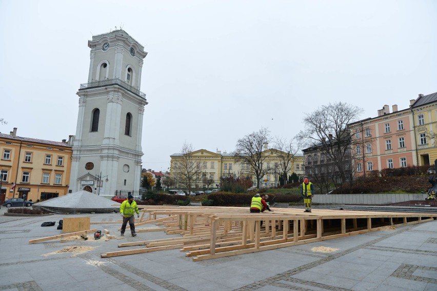 Na Placu Niepodległości w Przemyślu trwa budowa mobilnego...