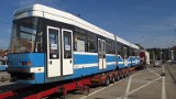 Mkną przez Wrocław niebieskie tramwaje. Na lawetach (ZDJĘCIA)