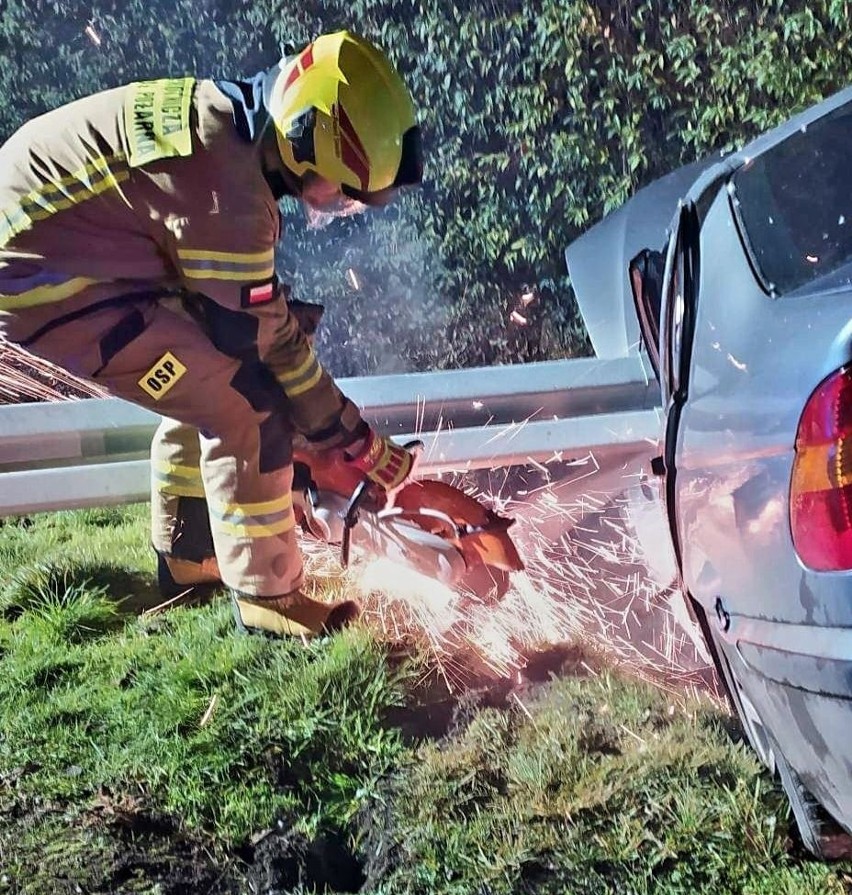 W Żurawicy pod Przemyślem 19-letni kierowca BMW przebił barierę ochronną [ZDJĘCIA]