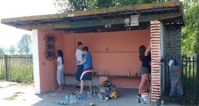 Malowanie graffiti na przystankach w gminie Kluczewsko.  