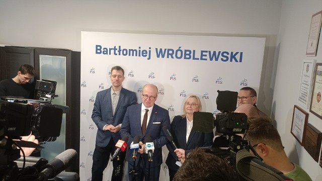 W konferencji udział wzięli: radny Krzysztof Rosenkiewicz, poseł Bartłomiej Wróblewski, radna Ewa Jemielity oraz radny Przemysław Alexandrowicz.
