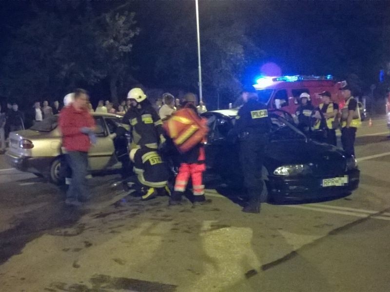 W zdarzeniu ranni zostali pasażer BMW i pasażerka lanosa....