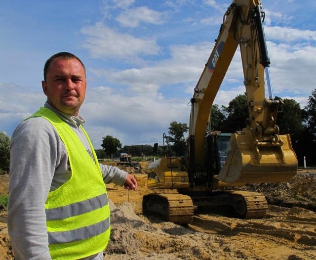 Remont drogi już się zaczął. Przyborowianie są pewni, że jej obniżenie w miejscu wyrwy spowoduje, że wody Odry będą się przelewać przy poziomach rzeki niższych niż w czasie tegorocznej powodzi.