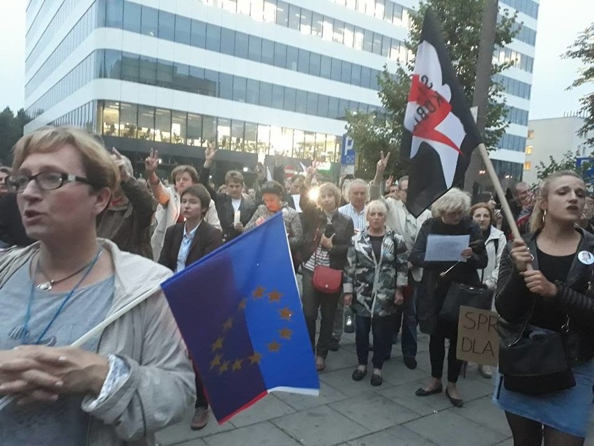 Kraków. Mieszkańcy protestowali przeciwko reformie sądownictwa [ZDJĘCIA]