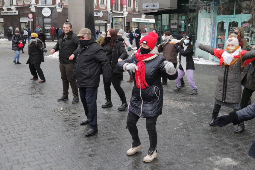 Wielki taniec przeciwko przemocy wobec kobiet na Patelni w Sosnowcu. Akcja One Billion Rising 