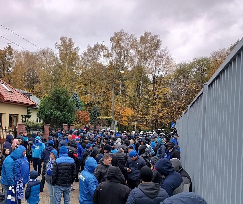 23.10.2021. Kibice Ruchu Chorzów przed stadionem Znicza...