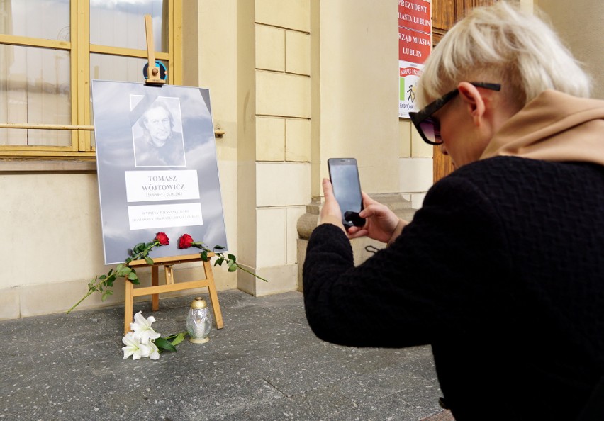 Pożegnanie Tomasza Wójtowicza. Flaga do połowy masztu na lubelskim ratuszu. Zdjęcia