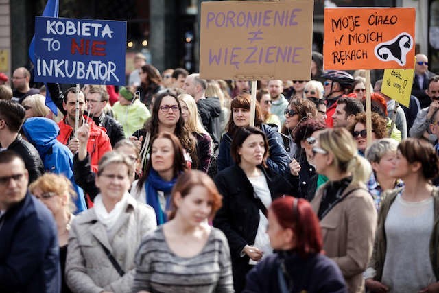 Tysiące kobiet w Polsce protestuje przeciw nowej ustawie antyaborcyjnej 