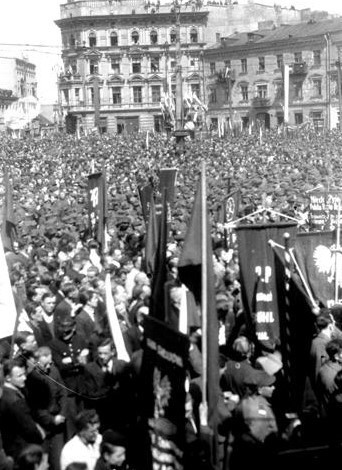 Demonstracja na Placu Wolności 9 maja 1945 roku z okazji...