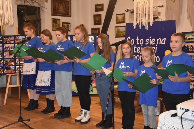 Dla goście jubileuszowego spotkania w „Starej Stodole”  w Olszewce  wystąpili uczniowie miejscowej szkoły