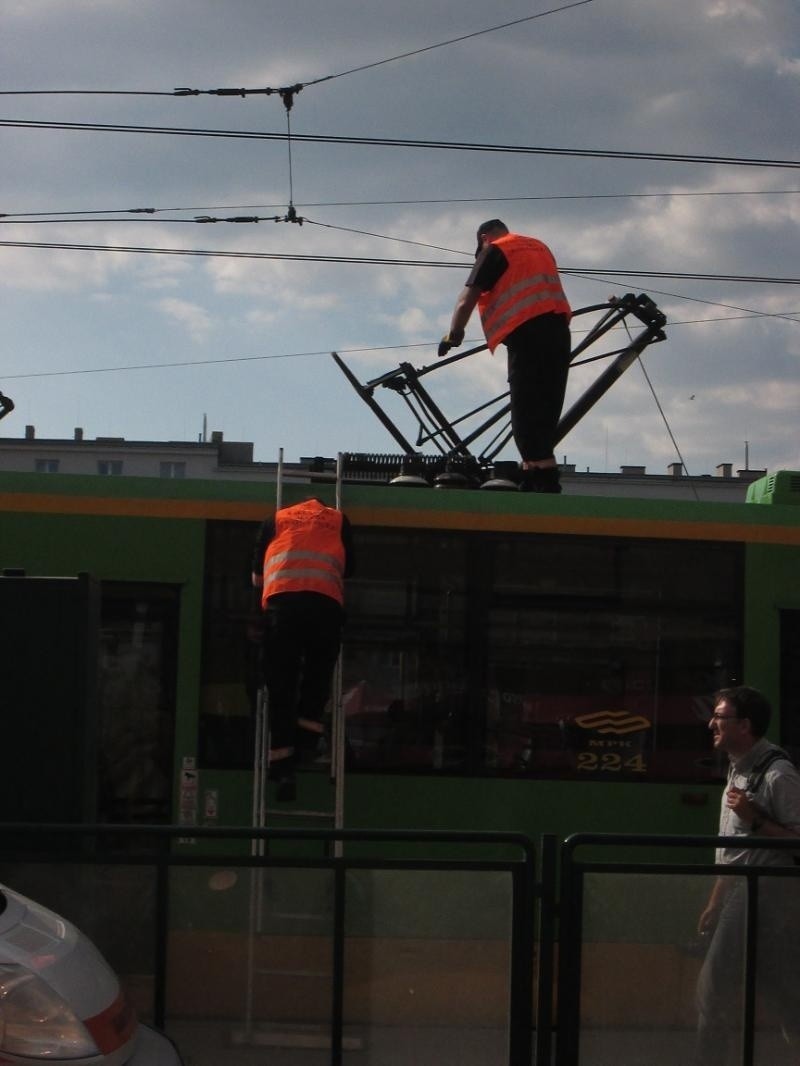 Poznań: Tramwaj zerwał sieć trakcyjną. Kursowały autobusy...