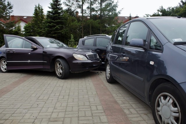 W sobotę (8 czerwca) na ul. Konarskiego w Słupsku doszło do kolizji. Uszkodzone zostały trzy samochody osobowe. Zobacz zdjęcia.