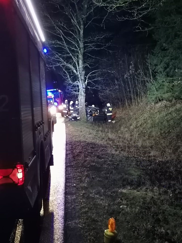 Wypadek koło Barwic. Autem uderzył w drzewo [zdjęcia]
