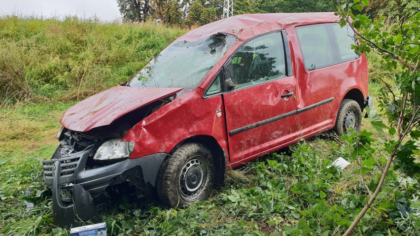 Wypadek na drodze wojewódzkiej nr 426 w Olszowej. Kierowca volkswagena caddy wypadł z drogi