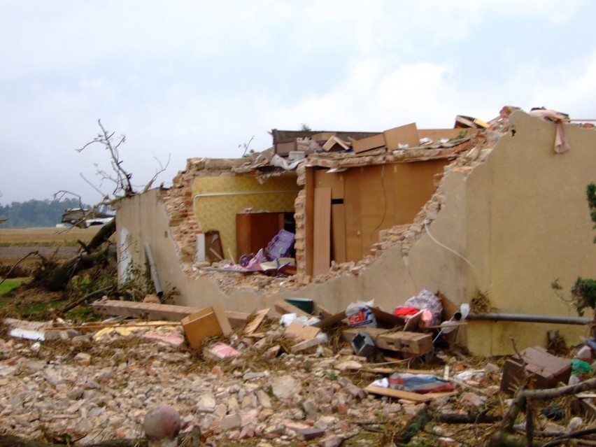 Wiatr wiał z prędkością 350 kilometrów na godzinę. Niszczył wszystko na swojej drodze. 14. rocznica tornada na Opolszczyźnie