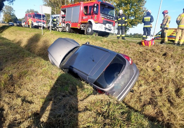 Samochód wpadł do rowu.