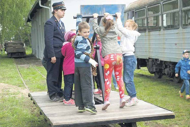 Przejazd drezyną po specjalnie ułożonych torach będzie jedną z atrakcji, która przygotowało TowarzystwoMiłośników Koszalińskiej Wąskotorówki. Podczas tegorocznej Nocy Muzeów ta propozycja spotkała się z dużym zainteresowaniem ze strony najmłodszych.