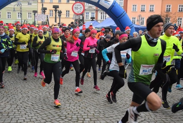 Ponad 300 osób w mroźne popołudnie przybyło na plac Wyzwolenia, by uczestniczyć w kolejnym Biegu Mikołajkowym. Dochód z tegorocznego biegu charytatywnego był przeznaczony na schronisko dla bezdomnych zwierząt. Klub Mam w Nowej Soli oraz Team Draczyński zorganizowali Wigilijny Bieg Charytatywny w niedzielę, 16 grudnia. W tym roku celem byłą zbiórka pieniędzy dla bezdomnych psów i kotów będących pod opieką Nowosolskich Adopcji Zwierząt.Anna Ratyniak z Konradowa wykonała na tę okazję specjalne ozdoby świąteczne z koronki. Wdzięcznie imprezę prowadził Artur Kuliczkowski, sam też uczestnik niejednego biegu długodystansowego w Nowej Soli i nie tylko. Pomagała mu liczna grupa przyjaciół, w tym znany biegacz, mistrz świata w maratonie weteranów z 2017 roku oraz półmaratonu Solan w roku 2018, Adam Draczyński oraz główny organizator Półmaratonu Solan Edward Mazurkiewicz (MOSiR). Honorową starterką była starosta powiatu. Iwona Brzozowska, a uczestnikiem prezydent miasta Wadim Tyszkiewicz. Nie liczyła się lokata, lecz sam udział i ukończenie biegu na dystansie pięciu kilometrów. W biegu wystartowało ponad 270 uczestników z całego województwa lubuskiego. Należy odnotować, że wśród mężczyzn trzy pierwsze lokaty zajęli: Patryk Ciecierski (Astra Nowa Sól), Łukasz Wostal (Szprotawa) i Jacek Stadnik (Nowa Sól). Wśród kobiet: Kamila Pogoda i Ola Ducka (obie: Astra Nowa Sól) oraz Ewelina Michnowicz (Gubin).- Dziękujemy każdemu z osobna, rewelacyjna organizacja, świetny pomysł, wyśmienita atmosfera, znakomita energia, a wszystko po to, aby pomóc podopiecznym Nowosolskich Adopcji Zwierząt. Jesteśmy pod ogromnym, ogromnym wrażeniem. Jesteście cudowni; organizatorzy, uczestnicy biegu /i Ci pierwsi i Ci niepierwsi/, obserwatorzy... "Lecz ludzi dobrej woli jest więcej i mocno wierzę w to, że ten świat nie zginie nigdy dzięki nim" - tak trzymać kochani - można przeczytać we wpisie Nowosolskich Adopcji Zwierząt.