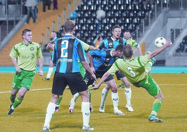 Strzela Tomasz Midzierski, ale bramkarz Górnika zdołał obronić. Niestety przy dobitce Jacka Magdzińskiego świetnie dysponowany Sebastian Szymański był bezradny.