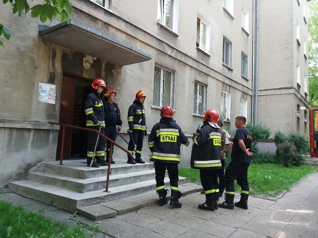 Straż pożarna i policja interweniowały w piątek, 25 maja, o godz. 10.30 przy ul. Kilińskiego 159, gdzie - jak wynikało ze zgłoszenia, jakie odebrało Centrum Powiadamiania Ratunkowego Łódzkiego Urzędu Wojewódzkiego (tel. 112) - mogła znajdować się potrzebująca pomocy starsza kobieta, z którą od kilku dni nie sposób się było skontaktować.Operatorzy CPR bezzwłocznie zaalarmowali policję oraz straż pożarną. Funkcjonariusze przy pomocy strażaków mieli sprawdzić, co dzieje się z mieszkanką ul. Kilińskiego i czy nie stało się jej nic złego. Czytaj więcej na następnej stronie