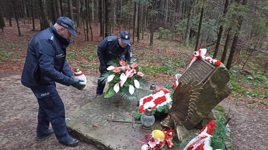 Policjanci uczcili pamięć poległych w katastrofie śmigłowca pod Cisną. 32 lata temu zginęło 10 osób [ZDJĘCIA]