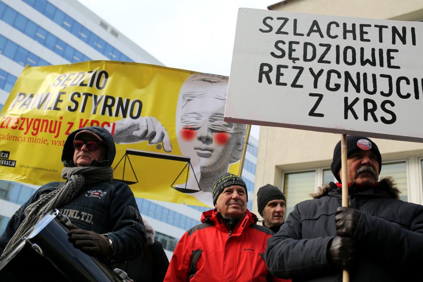 Kodowcy protestują przed krakowskim sądem