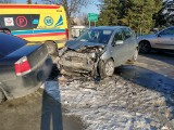 Gorlice. Kolizja dwóch samochodów na ulicy Szopena. Są poszkodowani. Na miejscu pracują wszystkie służby, ruch odbywa się wahadłowo