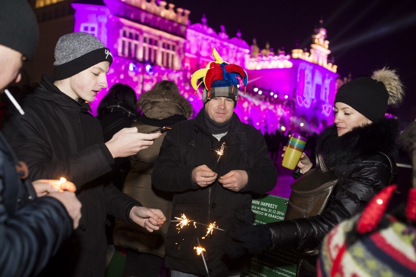 Kraków Rynek Główny. Sylwester 2016. Tak bawiła się publiczność [ZDJĘCIA, WIDEO]