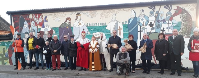 Mural odsłaniali znamienici goście ze starostą toruńskim, wójtem Lubicza oraz „królem Władysławem Jagiełłą i wielkim mistrzem krzyżackim Heinrichem von Plauenem” na czele