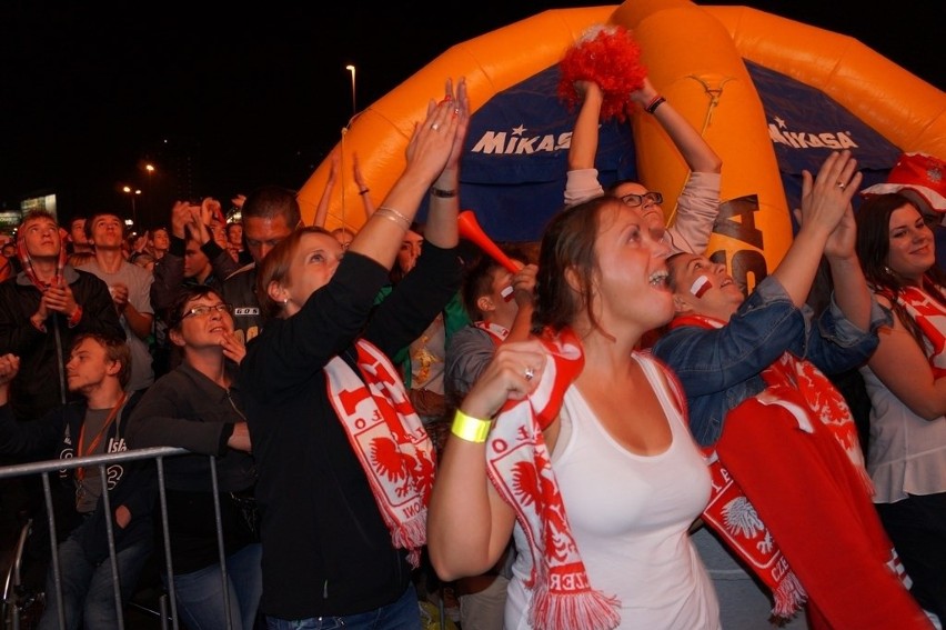 Polacy mistrzami świata! Tak po meczu bawią się Katowice. Kibice i fajerwerki [ZDJĘCIA, WIDEO]