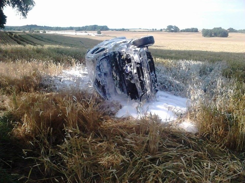 Poszkodowana kobieta i pasażer zostali odwiezieni przez ZRM...