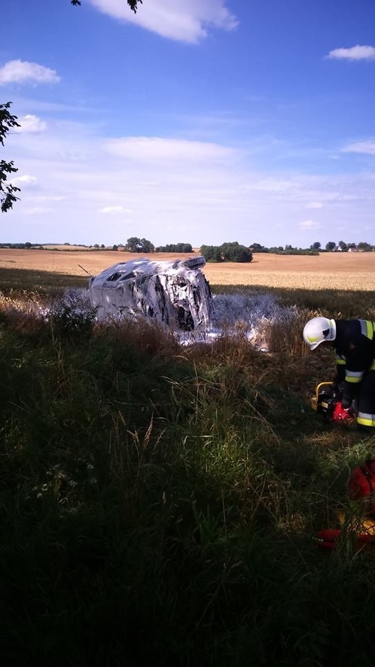 Poszkodowana kobieta i pasażer zostali odwiezieni przez ZRM do szpitala w Choszcznie. na miejscu brały udział GBA z OSP Recz, GBA i SLRt z JGR Choszczno, 2 karetki Pogotowia Ratunkowego i Policja.