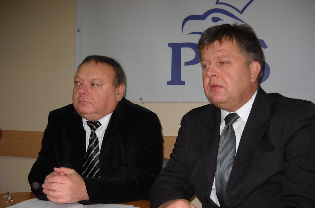 Jerzy Czerwiński (z lewej) z dyrektorem swojego biura Dariuszem Kolbkiem.