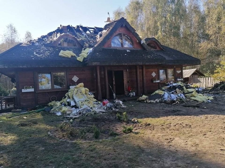 W pożarze drewniany dom został niemal całkowicie zniszczony....