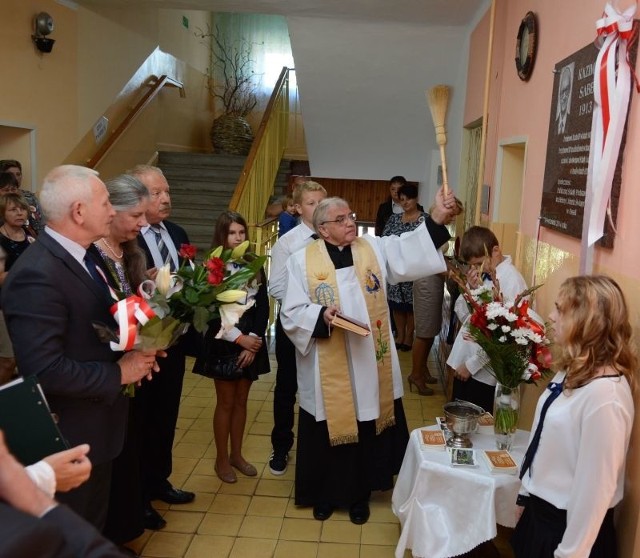 Tablicę upamiętniającą postać Kazimierza Sabbata poświęcił ksiądz Stanisław Bastrzyk - proboszcz parafii Nawiedzenia Najświętszej Maryi Panny w Niekrasowie następnie kwiaty pod nią złożyła Jolanta Sabbatówna, której towarzyszyli: starosta staszowski Andrzej Kruzel oraz Krzysztof Jońca.