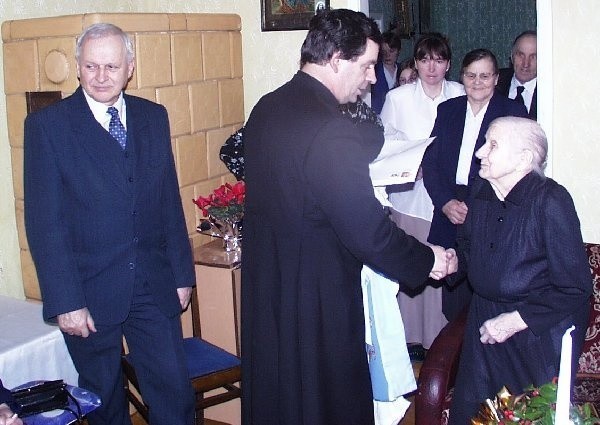 Proboszcz Stanisław Pluto-Prondziński składa  jubilatce gratulacje. Na pierwszym planie także  wiceburmistrz Brus Władysław Czarnowski (z  lewej).