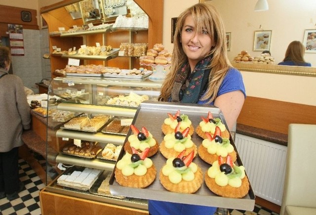 Małgorzata Chmielewska, która prowadzi rodzinną cukiernię Słodka Tradycja w Kielcach prezentuje oferowane tu przysmaki.