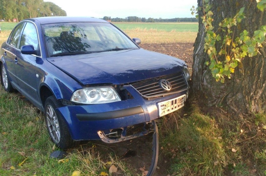 Zdunki-Bobry. Volkswagen wbił się w drzewo (zdjęcia)