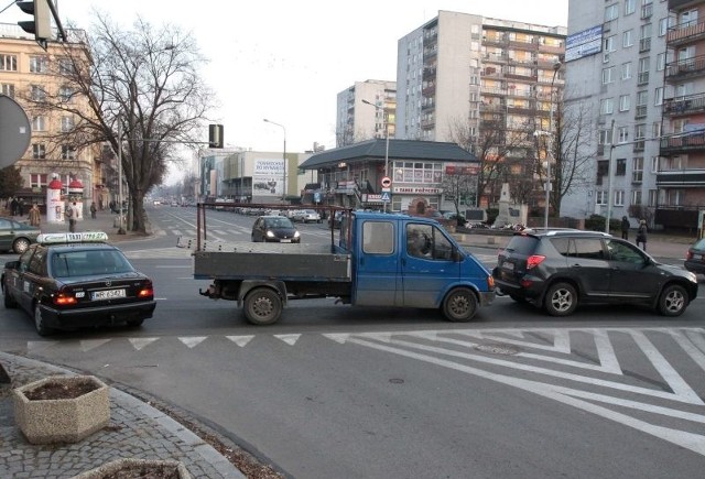 Jadący 25 Czerwca blokują chcących wyjechać z Żeromskiego.