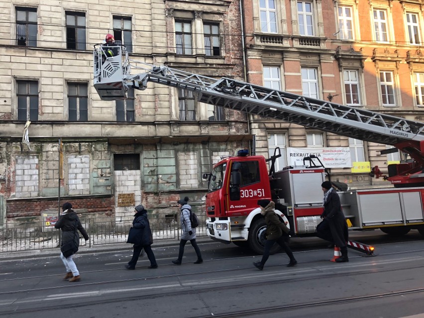 Posypała się kamienica na Traugutta. Zablokowana ulica, nie jeździły tramwaje