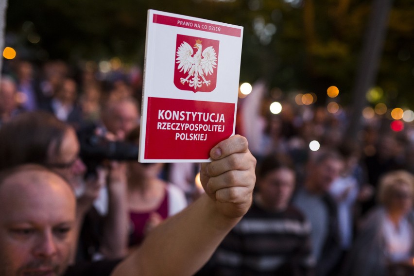 "Europo, nie odpuszczaj!" Protest w obronie sądów w Krakowie