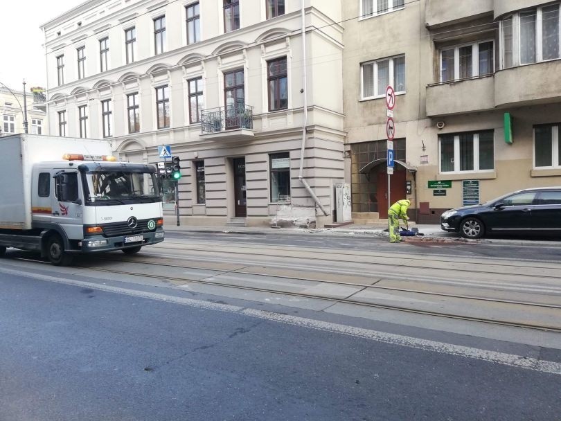 Śmiertelny wypadek w centrum Łodzi. Uderzył w budynek, był pijany [ZDJĘCIA]