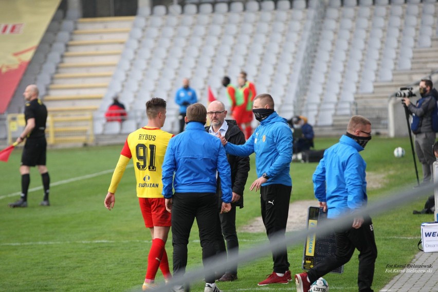 Trener Korony Kielce Dominik Nowak ocenia młodych zawodników, mówi o sytuacji Diaza i Yilmaza