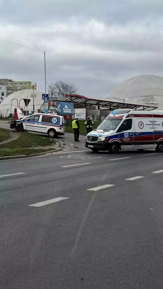 Zderzenie auta osobowego i karetki w Szczecinie