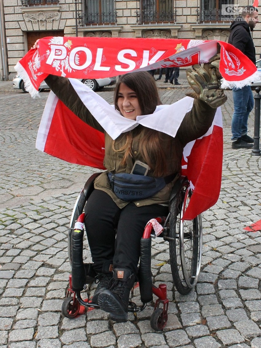 VII Szczeciński Marsz Niepodległości. Apel pamięci, odśpiewanie hymnu i przejście ulicami miasta